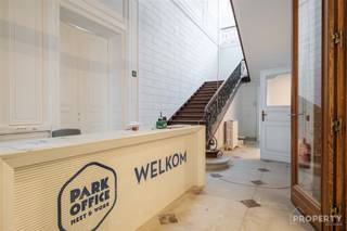 Gelegen in het hart van Kortrijk, biedt dit indrukwekkende kantoorpand een royale bruikbare oppervlakte van 228.35 m². Het historische karakter van het gebouw wordt op elegante wijze gecombineerd met moderne functionaliteiten, waardoor het een ideale werkplek is.Bij binnenkomst valt meteen de ruime en goed verlichte receptie op, perfect om gasten te ontvangen. De majestueuze houten trappen geven het interieur een klassieke uitstraling en leiden naar verschillende kantoorruimtes. Deze ruimtes zijn voorzien van hoge plafonds en grote ramen, wat zorgt voor een aangename en lichte werksfeer.Het pand beschikt over meerdere stijlvolle vergaderruimtes, elk met een uniek karakter. De parketvloeren en verfijnde afwerking benadrukken de kwaliteit en klasse van het gebouw. Daarnaast zijn er voldoende sanitaire voorzieningen aanwezig voor het comfort van uw team en bezoekers.Dankzij zijn centrale ligging in Kortrijk is het pand uitstekend bereikbaar, zowel met de auto als met het openbaar vervoer. Diverse parkeermogelijkheden in de nabijheid maken het extra toegankelijk.Dit pand is de perfecte keuze voor bedrijven die op zoek zijn naar een prestigieuze locatie met een authentieke uitstraling. Mis deze unieke kans niet om uw bedrijf naar een hoger niveau te tillen in een van de meest opmerkelijke kantoorgebouwen van Kortrijk.