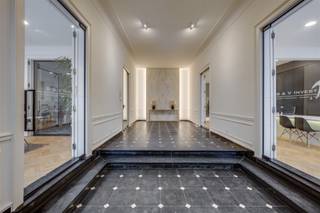 <p><span>Wie droomt er niet van om te wonen op het Keizersplein, op een steenworp van de Grote Markt en alle voorzieningen die het bruisende stadscentrum van Aalst te bieden heeft? In deze prestigieuze en gegeerde straat bevindt zich dit uitzonderlijk ruime en lichtrijke appartement van maar liefst </span><span>173 m²</span><span>, aangevuld met een indrukwekkend </span><span>zongericht terras van 70 m²</span><span>.</span></p><p><span>Via de lift of trap bereikt u de eerste verdieping, waar het appartement zich bevindt. Bij het binnenkomen valt onmiddellijk de royale leefruimte op, die dankzij de grote raampartijen geniet van een overvloed aan natuurlijk licht en een prachtig uitzicht op het Keizersplein. De hoge plafonds versterken het gevoel van ruimte en grandeur.</span></p><p><span>Aansluitend bevindt zich de </span><span>open, volledig geïnstalleerde keuken</span><span>, die naadloos aansluit bij de leefruimte en een aangename, open woonbeleving creëert. Naast de keuken is er een praktische berging met aansluitingen voor een wasmachine. Dankzij de bijkomende kelder beschikt u bovendien over extra bergruimte.</span></p><p><span>Een absolute blikvanger is het </span><span>ruime zonneterras van maar liefst 70 m²</span><span>, gelegen aan de achterzijde van het appartement. Deze zonnige buitenruimte vormt de ideale plek om in alle rust te genieten van het buitenleven, midden in de stad.</span></p><p><span>Het appartement beschikt verder over </span><span>drie volwaardige slaapkamers</span><span>, waarvan één voorzien is van een dressing. Daarnaast zijn er een apart toilet en </span><span>twee luxueus uitgeruste badkamers</span><span>, elk voorzien van een dubbele wastafel, een bad en een douche.</span></p><p><span>Dankzij de combinatie van de royale oppervlaktes, hoge plafonds, grote raampartijen, hoogwaardige voorzieningen en het uitzonderlijke terras biedt dit appartement een unieke woonervaring op een absolute toplocatie.</span></p><p><span>Een karaktervol en ruim stadsappartement met een zeldzame buitenruimte, pal in het centrum van Aalst. Een unieke opportuniteit voor wie comfort, ruimte en exclusief wonen wil combineren.</span></p>