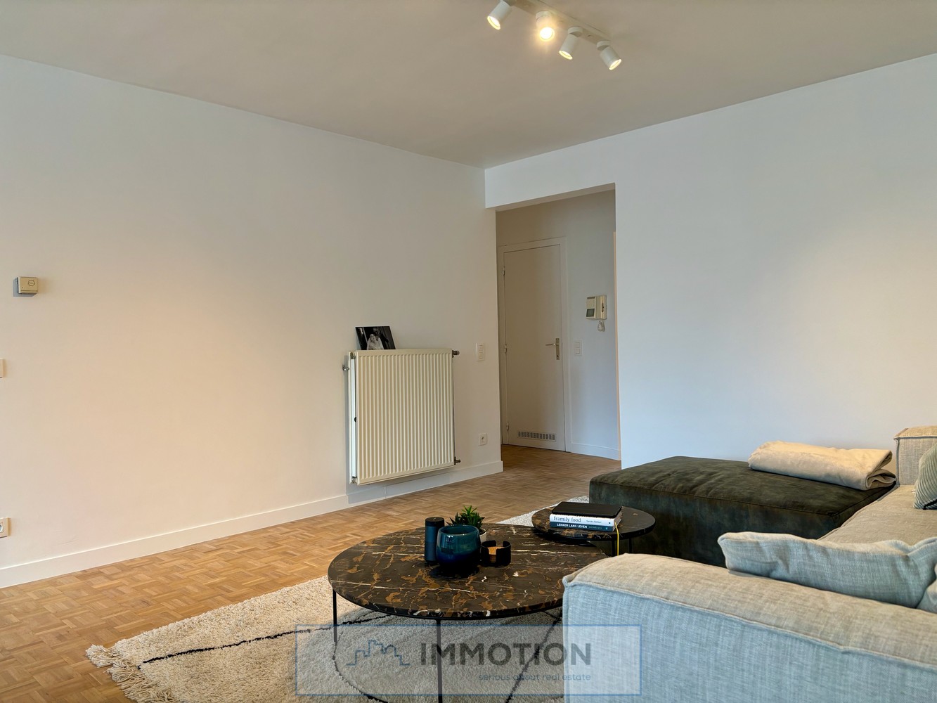 Comfortabel appartement met 2 slaapkamers en staanplaats in centrum Kortrijk - photo 2