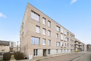 Dit prachtige appartement uit 2020 is een droom die werkelijkheid wordt. Het appartement heeft een ruime woonkamer met veel natuurlijk lichtinval en een volledig geïnstalleerde, open keuken met erlangs nog een praktische berging. Vanuit de woonkamer heb je toegang tot het ruime terras waar je heerlijk kunt genieten van de zon en het uitzicht. Het appartement heeft 2 slaapkamers, dus er is genoeg ruimte voor een gezin. De badkamer is modern en luxe uitgevoerd en voorzien van het nodige comfort. Het appartement is ook voorzien van een privé staanplaats in de parkeerkelder alsook een privé kelder.