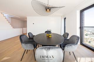 Welkom in dit uitzonderlijke appartement, gelegen in de geliefde stadswijk Oosteroever, waar exclusief wonen harmonieus samengaat met rust, luxe en indrukwekkende vergezichten. Dit stijlvolle appartement bevindt zich in een recente residentie uit 2016 en straalt hedendaagse elegantie uit. De moderne architectuur wordt gecombineerd met hoogwaardige materialen en een warme afwerking, terwijl de unieke ligging zorgt voor adembenemende zichten op zee, de duinen en de skyline van Oostende. De locatie is zonder meer een absolute troef. Oosteroever staat bekend om zijn levendige sfeer, stijlvolle horecazaken, diverse shoppingmogelijkheden en authentieke havenbeleving. Bovendien bevindt de overzetboot naar het stadscentrum zich op wandelafstand, waardoor u de binnenstad van Oostende bereikt in amper twee minuten. Met de wagen bent u er in slechts vijf minuten.<br /><br />Indeling:<br />Via de ruime inkomhal met vestiaire, afzonderlijk gastentoilet en ruime berging betreedt u de lichtrijke leefruimte met open keuken. Grote raampartijen zorgen voor een aangename lichtinval en een directe connectie met het terras op de zesde verdieping, waar u in alle rust kunt genieten van het unieke uitzicht. Verder beschikt het appartement over een ruime slaapkamer met ensuite badkamer, ontworpen met oog voor comfort. Daarnaast is er een zeer groot tweede terras op de zevende verdieping toegankelijk met een vaste trap vanuit het appartement.<br /><br />Gemeenschappelijke fietsenberging aanwezig en kelderberging inbegrepen.<br />Morgelijkheid tot aankoop van twee zeer ruime en gemakkelijk toegankelijke garageboxen.<br />Stedenbouwkundig uittreksel en maatregelenregister in aanvraag<br /><br />Aarzel niet om ons te contacteren voor meer informatie: tel.: 050 62 44 14 of via knokke@immax.be