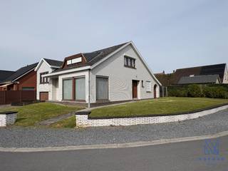 Alleenstaande te renoveren woning in Vichte met veel potentieel!<br /><br />Bij het betreden van de woning kom je terecht in een charmante inkomhal. Aansluitend bevindt zich de ruime en lichtrijke leefruimte, waar je dankzij de grote raampartijen geniet van het natuurlijk licht. De woning is voorzien van centrale verwarming op stookolie en een gezellige houtkachel.<br /><br />Aan de rechterzijde van de inkomhal vind je een aparte bureauruimte, ideaal voor thuiswerk of hobby’s. Verder is er de keuken, die toegang biedt tot de grote, diepe inpandige garage. Deze garage biedt plaats aan maar liefst twee wagens. Daarnaast beschikt de woning ook over een kelder. De auto's kunnen ook op de oprit geparkeerd worden. <br /><br />Op de eerste verdieping zijn er twee slaapkamers en een badkamer. Via een vaste trap bereik je de zolder, waar nog extra kamers kunnen worden ingericht.<br /><br />Tot slot is er een ruime voortuin aanwezig, die eenvoudig kan worden afgesloten om extra privacy te creëren.<br /><br />Een woning boordevol mogelijkheden voor wie op zoek is naar een renovatieproject met karakter!<br /><br />PLUSPUNTEN:<br />+ Nabij grote invalswegen<br />+ Hoekperceel, veel ruimte<br />+ Veel potentieel