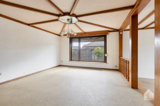 OMSCHRIJVING:<br />- GELIJKVLOERS: Inkomhal, woonkamer met verlaagd zitgedeelte (4,75 x 3,90 m) met kachelaansluiting, eetkamer (4,80 x 4,10 m), ruime, ingerichte keuken (5,14 x 4,51/3,00 m) met mooi uitzicht naar de tuin. De keuken is uitgerust met elektrisch fornuis, dampkap, oven, koelkast en spoelbak. Sas met buitendeur, berging/wasplaats (5,20 x 3,50 m) met voorzieningen voor wasmachine en droogkast en voldoende bergruimte. Nachthal, slaapkamer 1 (3,96 x 3,74 m), slaapkamer 2 (4,00 x 2,90 m), badkamer 1 (2,24 x 2,13 m) met ligbad en wastafelmeubel, slaapkamer 3 (3,40 x 2,70 m), badkamer 2 (2,96 x 2,00 m) met douche, apart toilet.<br />- KELDER: Via de nachthal te bereiken met vaste trap, kelderruimte 1 (5,80 x 3,50 m), kelderruimte 2 (5,20 x 3,25 m) en technische ruimte met cv-ketel en stookolietank (5,20 x 3,00 m).<br />- ZOLDER: Bergzolder, bereikbaar via luik vanuit achtersas.<br />- GARAGE: Vrijstaande, gemetselde garage (6,00 x 3,30 m) met wentelpoort.<br />- TUIN: Volledig omheinde, onderhoudsvriendelijke tuin die veel privacy biedt. Knus terras tegen de achtergevel. Zowel de achtertuin als de zijtuin zijn ideaal om te vertoeven.<br /><br />BIJKOMENDE INFORMATIE:<br />- Ramen: Houten ramen met dubbele beglazing voorzien van opzetrolluiken.<br />- Verwarming: CV-ketel op stookolie.<br />- Vloeren: Vloertegels, woonkamer en keuken voorzien van steentapijt, slaapkamers voorzien van vloerbekleding.<br /> - Elektriciteit: Conform elektrische keuring.<br /><br />TROEVEN:<br />- Praktisch ingedeelde, gelijkvloerse woning.<br />- Al inwonend te renoveren.<br />- Verzorgde, volledig omheinde tuin met veel privacy.<br />- Rustig gelegen in het landelijke Waterloos.<br /><br />LIGGING:<br />Zéér rustige ligging in het landelijke Waterloos nabij fiets- en wandelpaden, op enkele autominuten van Maaseik, Kinrooi, Bree en de Nederlandse grens.