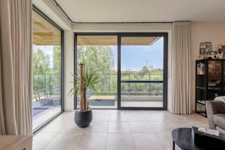 Dit appartement beschikt over een EPC label A en de aanwezigheid van privatieve zonnepanelen. Zo bent u hier gewapend tegen de energietoekomst en geniet u van uiterst lage maandelijkse lasten.INDELING: Lichtrijke en open leefruimte met grote raampartijen die het zicht op het water en groen perfect naar binnen trekken, een volledig geïnstalleerde, moderne open keuken, een praktisch ingerichte berging/wasplaats, 2 volwaardige slaapkamers en een eigentijdse badkamer. Het gezellige terras van 18m² vormt het absolute verlengstuk van uw woonkamer.TROEVEN: - Duurzaam &amp; groen: BEN appartement met privatieve zonnepanelen- Ondergrondse staanplaats - Prachtig uitzicht met 18m² terras- Rustig gelegen omgeven door groen en waterHet appartement is beschikbaar vanaf 01/03/2027. Wilt u graag meer info of een bezoek ter plaatse? Neem contact op met Xan via 0477 56 02 71 - xan.debaenst@dewaele.comBestuursmaatregelen in het maatregelenregister: nee