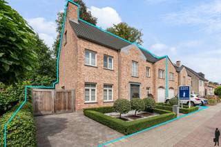 Verrassend ruime instapklare woning op centrale locatie te Brasschaat!Op een centrale ligging in Brasschaat een recente, instapklare gezinswoning...