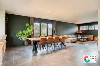 VOLLEDIG VERNIEUWDE GEZINSWONING MET 4 TOT 6 SLAAPKAMERS, BUREAU EN PRACHTIG ZICHT OVER HET WEILAND<br /><br />Op zoek naar een ruime (272m²), instapklare gezinswoning waar ruimte, comfort en rust centraal staan? Dan is deze volledig vernieuwde woning absoluut het ontdekken waard.<br /><br />Deze prachtige gezinswoning werd in 2021 volledig gerenoveerd en afgewerkt met kwalitatieve en luxueuze materialen. De woning combineert een hedendaags wooncomfort met een bijzonder aangename ligging in een rustige en kindvriendelijke omgeving.<br /><br />Een van de grootste troeven is zonder twijfel het ZUID-OOST georiënteerde perceel van 928 m², dat rechtstreeks grenst aan het weiland. Vanuit de woning en de tuin geniet je dan ook van een prachtig en vrij uitzicht. Bovendien bevindt het natuurgebied Hageven zich op wandelafstand en is de lagere school vlot bereikbaar met de fiets.<br /><br />Binnenin beschikt de woning momenteel over 4 ruime slaapkamers, waaronder een royale master bedroom met dressing. Dankzij de vaste trap naar de tweede verdieping is er bovendien de mogelijkheid om hier nog 2 bijkomende slaapkamers of hobbyruimtes te creëren. De volledige eerste verdieping is voorzien van een mooie parketvloer en elke slaapkamer beschikt over airco.<br /><br />INDELING:<br /><br />Gelijkvloers:<br />- Ruime inkomhal<br />- Aparte bureauruimte<br />- Gezellige leefruimte met sfeervolle pellet kachel<br />- Moderne open keuken, volledig uitgerust en met prachtig zicht op de tuin<br />- Praktische wasplaats met douche en lavabo<br />- Ruime berging met inbouwkasten<br />- Achter inkom<br />- Apart toilet<br /><br />Eerste verdieping:<br />- Master bedroom met dressing en airco<br />- Slaapkamer 2 met airco<br />- Slaapkamer 3 met airco<br />- Slaapkamer 4 met airco<br />- Ruime badkamer met inloopdouche, ligbad, toilet en dubbele lavabo<br /><br />Tweede verdieping:<br />- Bereikbaar via een vaste trap<br />- Mogelijkheid tot het creëren van 2 bijkomende slaapkamers, hobbyruimte of polyvalente ruimte<br /><br />BUITEN:<br />- Ruime garage<br />- Tuinhuis met terrasoverkapping<br />- Volledig aangelegde tuin (ZUID-OOST) met beregening en drainage<br />- Vrij en groen uitzicht<br /><br />TROEVEN:<br />+ Instapklaar<br />+ 6 slaapkamers mogelijk<br />+ Aparte bureauruimte<br />+ Zuid-oost georiënteerde tuin<br />+ Prachtig uitzicht over het weiland<br />+ Rustige en kindvriendelijke ligging<br />+ Op wandelafstand van natuurgebied Hageven<br />+ Airconditioning in alle slaapkamers en de leefruimte<br />+ Conforme elektrische installatie<br />+ Zonnepanelen met thuisbatterij van 10 kWh<br />+ Kwalitatieve en luxueuze afwerking<br /><br />Is deze woning iets voor jou? Contacteer ons en we helpen je graag dichtblij verder!