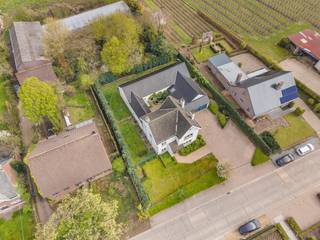 In het charmante en landelijke Kozen (Nieuwerkerken) vinden we deze unieke en karaktervolle vierkantshoeve met tal van mogelijkheden.Met een perceel...