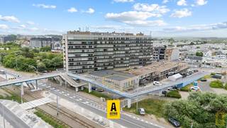Schitterend ruim appartement met groot terras op unieke ligging!! Volledig vernieuwd in 2017!! Dichter bij het strand kan je in Bredene...