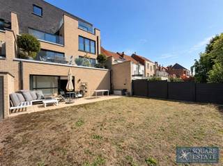 <p><span>Square Estate stelt u dit prachtige appartement met 1 slaapkamer op het gelijkvloers voor, gelegen aan Steenweg op Merchtem 34 in Wemmel, in een kleine recente mede-eigendom van slechts 6 appartementen, gebouwd in 2020.</span></p><p><span>Het appartement bestaat uit een inkomhal, een apart toilet, een slaapkamer, een douchekamer, een wasruimte en een ruime en lichtrijke leefruimte met een volledig uitgeruste open keuken. Vanuit de leefruimte heeft u rechtstreeks toegang tot een prachtig terras van ongeveer 28 m² en een grote privatieve tuin, die samen voor een bijzonder aangename leefomgeving zorgen.</span></p><p><span>Het appartement geniet van een uitstekend energetisch comfort dankzij moderne voorzieningen: driedubbele beglazing aan de straatzijde, dubbele beglazing aan de parkzijde, vloerverwarming, een warmtepomp en zonnepanelen in het gebouw. Ook de gemeenschappelijke delen zijn voorzien van driedubbele beglazing. Dit alles zorgt voor bijzonder lage individuele verbruikskosten.</span></p><p><span>Dankzij de recente bouw combineert het appartement modern comfort, een laag energieverbruik en aangename buitenruimtes, terwijl het toch dicht bij alle voorzieningen en belangrijke verkeersassen gelegen is.</span></p><p><span>Huurprijs: 1.150€/maand<br />Provisie voor gemeenschappelijke lasten: 50€/maand</span></p><p><span>Voor meer informatie of om een bezoek te organiseren, contacteer Square Estate via 02/460.42.01 of <span>info@square-estate.be</span></span><span> </span><span> </span></p>
