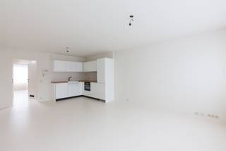 <p><span>Dit gerenoveerd appartement is goed gelegen op het Kiel in Antwerpen en combineert een praktische indeling met hedendaags wooncomfort. U geniet hier van een vlotte bereikbaarheid en de nabijheid van winkels, openbaar vervoer en andere voorzieningen.</span></p><p><span>U betreedt de woning via een ruime en lichtrijke leefruimte met open keuken, die zorgt voor een aangename en open woonbeleving. Verder beschikt het appartement over een afzonderlijk toilet, een zeer ruime hoofdslaapkamer en een tweede slaapkamer met ingebouwde berging, ideaal als extra opbergruimte of multifunctionele kamer.</span></p><p><span>De gebruikte materialen en afwerking zijn zorgvuldig gekozen en sluiten perfect aan bij de huidige woonnormen, waardoor dit appartement een comfortabele en instapklare woonoplossing biedt.</span></p><p><span>Het appartement is momenteel verhuurd, wat het meteen tot een interessante en zorgeloze investering maakt met een direct rendement.</span></p>