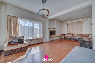 Deze alleenstaande woning in Sint-Eloois-Winkel is er één voor wie verder kijkt dan vandaag en droomt van morgen.<br />Op een mooi perceel van 545 m² biedt dit huis verrassend veel ruimte, met een lichtrijke leefruimte, 3 slaapkamers, kelder, ruime zolder met vaste trap en voldoende parkeergelegenheid met oprit en carport.<br />De woning vraagt renovatie, maar heeft alles in huis om uit te groeien tot een warme thuis op maat. Hier krijgt u de kans om zelf sfeer, comfort en stijl te creëren, met een sterke basis als vertrekpunt.<br />Rustig wonen, centraal gelegen en boordevol mogelijkheden.<br /><strong>Kom kijken en ontdek zelf het potentieel van deze woning. Graag een bezoek bel 0495/53 48 65</strong><br /> 