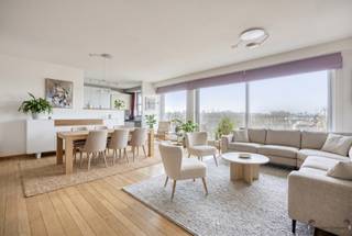 <h3><span>Ruim en energiezuinig appartement met 3 slaapkamers en terras te koop in Berchem</span></h3><p><span>Gelegen in een rustige en groene woonomgeving. Op wandelafstand vindt u het Brilschanspark, scholen, openbaar vervoer en sportcentrum Het Rooi. <br />Dankzij de nabijheid van belangrijke invalswegen geniet u bovendien van een vlotte verbinding naar Antwerpen, Mechelen en Brussel.</span></p><p><span>Met een bewoonbare oppervlakte van maar liefst 130 m² (volgens EPC) bevindt dit appartement zich op de vierde verdieping van een verzorgd gebouw met lift.</span></p><p><span>Indeling:<br /><br /></span></p><ul><li><span>Ruime en lichtrijke leefruimte met parketvloer, ideaal voor het creëren van een gezellige zithoek en eetkamer.</span></li><li><span>Volledig geïnstalleerde keuken voorzien van alle nodige toestellen.</span></li><li><span>Praktische berging aansluitend aan de keuken.</span></li><li><span>Drie volwaardige slaapkamers.</span></li><li><span>Master bedroom met en-suite badkamer uitgerust met een dubbele wastafel, ligbad en toilet.</span></li><li><span>Tweede badkamer.</span></li><li><span>Twee afzonderlijke toiletten.</span></li><li><span>Aangenaam terras.</span></li></ul><p><span>Troeven:</span></p><ul><li><span>EPC-label A: energiezuinig wonen.</span></li><li><span>Individuele verwarming.</span></li><li><span>Mobiscore van 9,5/10.</span></li><li><span>Goed onderhouden gebouw met lift.</span></li><li><span>Rustige en groene ligging nabij alle voorzieningen.</span></li></ul><p><span>Bij het appartement horen twee ondergrondse autostaanplaatsen, verplicht bij aan te kopen aan 28.000 per staanplaats.</span></p><p><span>Interesse in dit ruime appartement te koop in Berchem? Contacteer ons vandaag nog voor meer informatie of een bezoek ter plaatse.</span></p><p><span> </span></p><p><span> </span></p><p><span> </span></p><p><span> </span></p><p><span> </span></p>