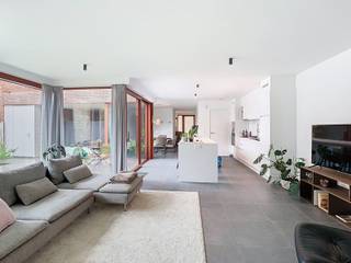 <p>Welcome to the heart of Zoutleeuw, where luxury and comfort come together. With a surface area of 137.5 m², this apartment offers a sumptuous living space with its own separate front door, ensuring privacy and exclusivity. Upon entering, you are welcomed by a spacious entrance hall with a convenient cloakroom and a guest toilet. The living room (24 m²), bathed in natural light, offers an inviting ambiance for relaxation and entertainment. The seamless transition to the open kitchen with cooking island creates a feeling of space and connectedness. This luxurious apartment has two spacious bedrooms (10.5m² and 12m²) and a practical dressing room, providing ample comfort and storage space. The bathroom, complete with a walk-in shower, exudes modernity and elegance, offering an invigorating oasis of calm. Designed with accessibility in mind, this ground-floor apartment is ideal for residents with limited mobility, with wide corridors and threshold-free access. Outside, you will find a small patio garden and a terrace, perfect for relaxing in the open air, accompanied by a spacious garden shed for extra storage space. Sustainability is central to this apartment, thanks to the installed solar panels, heat pump, and underfloor heating, along with a type C ventilation system. The monthly rent is €1030. The monthly rent for the carport is €90. All utilities are individual. Request your visit quickly via www.living-stone.be!</p>