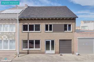 <p>RUIME EENGEZINSWONING MET 4 SLAAPKAMERS, GARAGE, ZOLDER EN TUIN NABIJ HET CENTRUM VAN BILZEN<br /><br />*** Bekijkt u deze woning via een aanverwante website? Surf dan naar https://matisimmo.be/nl/aanbod/4443578/eengezinswoning-te-koop-in-3740-bilzen-hoeselt en klik op volgende link voor het INTERACTIEF GRONDPLAN: https://grondplan.matisimmo.be/grondplan/?map=BilzenZagerijstraat3 ***<br /><br />Deze ruime eengezinswoning is rustig gelegen net buiten het centrum van Bilzen. Dankzij de centrale ligging bevinden verschillende voorzieningen, zoals winkels, openbaar vervoer en het station, zich in de nabije omgeving. Het bruisende centrum van Bilzen ligt op minder dan 5 minuten rijden. Bovendien geniet de woning van een vlotte verbinding naar de autosnelwegen, die zich op enkele minuten bevinden, met een goede bereikbaarheid richting onder andere Maastricht, Tongeren en Hasselt.<br /><br />Een grote troef van de woning zijn de ramen, die in 2026 volledig werden vervangen door kunststof ramen met hoogrendementsglas.<br /><br />We betreden de woning via de ruime inkomhal, die toegang biedt tot alle ruimtes in de woning. De inkomhal beschikt over een gastentoilet en geeft toegang tot de trap naar de eerste verdieping en de kelder.<br /><br />Vanuit de inkomhal bereiken we de ruime en lichtrijke woonkamer, die plaats biedt voor een aangenaam zit- en eetgedeelte. De woonkamer sluit aan op de aparte keuken, waar eveneens voldoende ruimte is voor het plaatsen van een eettafel. Dankzij het grote raam geniet de keuken van aangename lichtinval en is er zicht op het overdekte terras en de tuin.<br />Naast de keuken bevindt zich een extra multifunctionele ruimte, die bijvoorbeeld ingericht kan worden als speelkamer, hobbyruimte of bureauruimte. Vanuit deze ruimte is er rechtstreeks toegang tot het ruime, overdekte terras en de tuin.<br /><br />Op de eerste verdieping bevinden zich de nachthal, vier ruime slaapkamers en de badkamer. De badkamer is uitgerust met een dubbele lavabo, een bad-douchecombinatie en een toilet.<br /><br />Via een zolderluik is de ruime zolder bereikbaar. Deze ruimte is ideaal als extra opbergruimte.<br /><br />De woning beschikt daarnaast over een inpandige garage, die zorgt voor extra comfort en praktische bergruimte, evenals een kelder die uitstekend dienst kan doen als voorraadkelder of extra bergruimte. Buiten geniet de woning van een ruime en onderhoudsvriendelijke, afgesloten tuin met zowel een overdekt als een verhard terras. Dit biedt verschillende mogelijkheden om in alle rust van de buitenruimte te genieten.<br /><br />Voor meer informatie of een bezoek ter plaatse kan u vrijblijvend contact opnemen met ons kantoor via 089/44.00.00 of info@matisimmo.be.<br /><br />De vermelde woonoppervlakte is steeds de bruikbare vloeroppervlakte overgenomen uit het EPC-verslag.<br /><br /><em>Bestuursmaatregelen in het maatregelenregister: nee</em></p>
