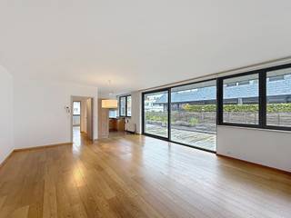 <p>Dit appartement met twee slaapkamers van ±86 m² is ideaal gelegen in het hart van Waterloo, in een levendige wijk op een steenworp afstand van winkels, openbaar vervoer en restaurants. Het zal u zeker bekoren met zijn royale ruimtes en uitzonderlijke lichtinval. Bij binnenkomst ontdekt u een prachtige leefruimte van ±51 m², met een volledig uitgeruste keuken, die een mooie leefruimte biedt. Het slaapgedeelte bestaat uit een hal die toegang geeft tot twee slaapkamers van ±15 m² en ±11 m², evenals een badkamer. U kunt ook genieten van een prachtig terras van ±60 m² op het zuidwesten, ideaal om de hele dag door optimaal van de zon te genieten. Raming van de kosten: 150 €/maand (gemeenschappelijke kosten). Extra voorzieningen: alarmsysteem, thermostaat en videofoon. Beschikbaar. EPC: B. Afmetingen ter indicatie</p>
<p></p>
<p><u>Op de 1e verdieping - Appartement A1.7</u></p>
<p></p>
<p>- Inkomhal</p>
<p>- Ruime woonkamer van ±51 m²</p>
<p>- Volledig ingerichte keuken</p>
<p>- Slaapgedeelte</p>
<p>- 1 slaapkamer van ±15 m²</p>
<p>- 1 slaapkamer van ±11 m²</p>
<p>- Badkamer</p>
<p>- Terras</p>
<p></p>
<p>Raming van de kosten: 150 €/maand (gemeenschappelijk)</p>
<p>Individuele gasketel</p>
<p>EPB: B</p>
<p>Gemeenschappelijke parkeerplaats buiten en binnen</p>