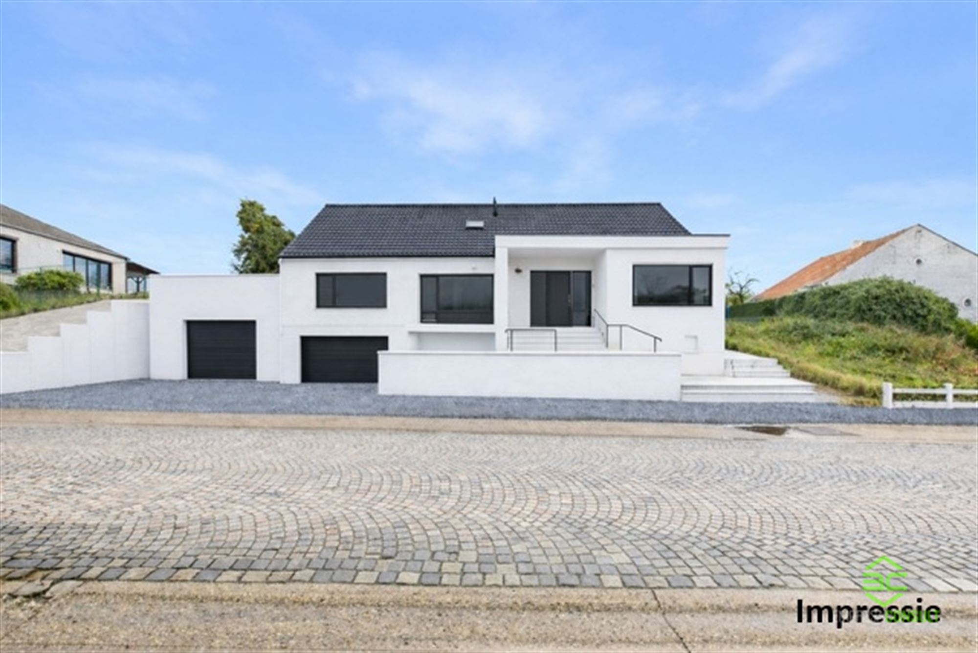 Instapklare gezinswoning met 6slpk en grote aparte garage! - foto 2