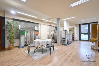 Dit handelshuis is gelegen in het centrum van de deelgemeente Balegem (Oosterzele), tegenover de kerk. <br /><br />Het gelijkvloers is voorzien van een ruime winkelruimte met geïntegreerd kantoor en keuken. Aansluitend aan de winkelruimte bevindt zich een werkplaats. <br /><br />Het woongedeelte -gelegen op de eerste verdieping en tweede verdieping- bestaat uit een ruime leefruimte, min. 3 slaapkamers (mits enige aanpassingswerken kunnen enkele bijkomende kamers gecreëerd worden), badkamer en toegang tot het terras voorzien van enige bergruimtes. <br /><br />Dit pand is grotendeels onderkelderd. <br /><br />M.a.w. een bijzondere eigendom met mogelijkheden. <br /><br />Atelier (zie foto's) optioneel aan te kopen.