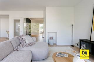 <p><span>High-end renovatie op de Fruithoflaan: Luxueus 3-slaapkamerappartement (130 m²) met EPC B</span></p><p><span>Bent u op zoek naar de ultieme combinatie van ruimte, design en een toplocatie? Dit indrukwekkende appartement van ca. 130 m² op de tweede verdieping (met lift) is werkelijk een pareltje aan de gegeerde Fruithoflaan in Berchem. Het pand werd prachtig en ingrijpend gerenoveerd met oog voor luxe en detail. Dankzij de kwalitatieve materialen, de royale indeling en het gunstige EPC B-label geniet u hier van een zorgeloze en energiezuinige toekomst.</span></p><p><span> </span></p><p><span>Inkomhal &amp; berging</span></p><p><span>U wordt verwelkomd in een royale inkomhal die is uitgerust met een ruime vestiaire voor een georganiseerde en opgeruimde ontvangst. Daarnaast bevindt zich hier een handige, aparte berging. De toon is meteen gezet door de stijlvolle visgraat parketvloer die naadloos doorheen het hele appartement is doorgetrokken.</span></p><p><span> </span></p><p><span>Leefruimte &amp; open keuken</span></p><p><span>De riante leefruimte baadt in het natuurlijke licht en ademt een sfeer van pure klasse uit. Via het grote schuifraam stapt u zo het terras aan de voorzijde op, de ideale plek om te genieten van de namiddag- en avondzon. De open keuken is een droom voor elke designliefhebber: volledig uitgerust met alle moderne toestellen en hoogwaardig afgewerkt met een exclusief werkblad in Ibiza Minerals. Direct aansluitend aan de keuken bevindt zich een aparte, afgesloten berging met de aansluitingen voor uw wasmachine en een zee aan extra opbergruimte.</span></p><p><span> </span></p><p><span>Slaapkamers &amp; badkamer</span></p><p><span>Aan de rustige achterzijde van het appartement liggen drie opvallend ruime slaapkamers van respectievelijk 17 m², 12 m² en 12 m², allen perfect afgewerkt op de warme parketvloer. Eén kamer bovendien toegang tot het tweede terras van het appartement, gelegen aan de achterzijde. </span></p><p><span>De badkamer straalt een luxueus hotelgevoel uit. Deze is voorzien van een riante inloopdouche die, net als de keuken, prachtig is afgewerkt in Ibiza Minerals. In de nachthal bevindt zich nog een apart toilet.</span></p><p><span> </span></p><p><span>Kelder &amp; garagebox</span></p><p><span>Een handige kelder is mee inbegrepen. Optioneel is er een garagebox beschikbaar achter het gebouw. </span></p><p><span> </span></p><p><span>Troeven:</span></p><p><span>- Prestigieuze renovatie: Hoogwaardige materialen zoals visgraat parket en Ibiza Minerals.</span></p><p><span>- Energiezuinig wonen: Een uitstekend EPC B-label voor een slim verbruik.</span></p><p><span>- Licht &amp; Ruimte: Maar liefst 130 m² woonoppervlakte met een royale lichtinval.</span></p><p><span>- Twee terrassen: Genieten van buitenruimte aan zowel de voor- als achterzijde.</span></p><p><span>- Toplocatie: Gelegen op de Fruithoflaan te Berchem, nabij alle voorzieningen.</span></p><p><span> </span></p><p><span>Kortom: een zeldzame kans op een royaal en instapklaar droomappartement waar luxe en comfort centraal staan. Plan vandaag nog uw bezoek en laat u betoveren!</span></p>