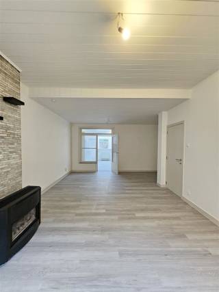 <p><span>Woning met 3 à 4 slpks en tuin</span></p><p><span>De woning is gelegen nabij het centrum van Sint-Niklaas, openbaar vervoer, winkels en scholen.</span></p><p><span>De indeling:</span><span><br /></span><span>Gelijkvloers:</span><span><br />Lichtrijke, L-vormige leefruimte met toegang naar de nieuwe keuken.<br />De keuken beschikt over volgende toestellen: kookplaat, dampkap, afwasmachine, oven, ijskast en diepvries.</span></p><p><span>Badkamer met lavabomeubel, ligbad en toilet.<br />De veranda met aansluiting voor wasmachine en droogkast en toegang naar ruime tuin met tuinhuis.<br />Aparte berging.</span></p><p><span>1ste verdieping:</span><span><br />3 slaapkamers.</span></p><p><span>2de verdieping:</span><span><br />Zolderruimte (met vaste trap).</span></p><p><span>Pluspunten:</span><span><br />- Centraal gelegen<br />- Tuin aanwezig<br />- 3 à 4 slaapkamers<br />- Elektriciteit is conform</span></p><p><span>- Opgenomen in het maatregelen register: Nee</span></p><p><span> </span></p>