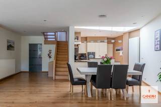 Deze woning is gelegen aan de rand van Gent met Mariakerke, nabij natuurreservaat Bourgoyen-Ossemeersen. U vindt verschillende winkels en scholen in de buurt. Het openbaar vervoer brengt u tot in het centrum van Gent en Mariakerke. Daarnaast ligt de binnenring van Gent om de hoek, waardoor u een vlotte verbinding heeft met de N9 en R4.<br /><br />U komt de woning binnen via de inkomhal met toegang tot een apart toilet, de <strong>inpandige garage</strong> met automatische poort en de leefruimte. De <strong>lichtrijke en ruime leefruimte</strong> met aanpalend een geïnstalleerde keuken geeft toegang tot het terras en de <strong>ruime zuidwest georiënteerde tuin</strong>. Achterin de tuin staat een bijbouw die u zelf nog kan inrichten met aanpalend een groot aangelegd terras. Vanuit de keuken heeft u ook toegang tot de garage en de kelder.<br /><br />Op het eerste verdiep vindt u <strong>twee ruime slaapkamers</strong> en een badkamer met ligbad, douche, toilet en dubbele wastafel. Via een vaste trap gaat u naar het tweede verdiep waar u nog eens <strong>twee ruime slaapkamers</strong> heeft en toegang tot de opbergzolder (via luik). <br /><br />Deze <strong>unieke en instapklare woning</strong> werd met degelijke materialen uitgerust en met veel zorg gerenoveerd in 2010. Daarnaast werden zonnepanelen aangebracht waardoor u geniet van een <strong>EPC label A</strong>. <br /><br />Wenst u een bezoek aan de woning? Geef gerust een seintje op het nummer 09 278 88 88