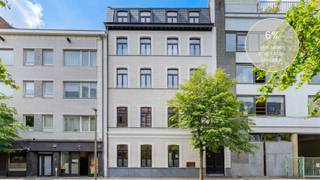 <p><strong>Penthouse nieuwbouwappartement op het Zuid</strong></p><p><strong></strong></p><p><strong> </strong></p><p>Droom jij van een topappartement op het bruisende Zuid? De buurt die altijd leeft? Ontdek samen met ons residentie Antoine, gelegen in de Scheldestraat tussen de Marnixplaats en het Zuidpark. Hier woon je op wandelafstand van het Museum voor Schone Kunsten, de Scheldekaaien en met de beste koffiebars en terrasjes gewoon om de hoek. In een mum van tijd op de ring van Antwerpen of in het centrum van de Stad.</p><p> </p><p></p><p> </p><ul><li><p><span><span>·</span><span> </span></span>De toplocatie en hipste buurt in Antwerpen</p></li><li><p><span><span>·</span><span> </span></span>Mogelijkheid tot aankoop aan 6% BTW</p></li><li><p><span><span>·</span><span> </span></span>Gezellig overdekt terras</p></li><li><p><span><span>·</span><span> </span></span><span> </span>Lift en ondergrondse fietsenberging aanwezig</p></li><li><p><span><span>·</span><span> </span></span>Bijna energie neutraal (warmtepomp, zonnepanelen, vloerverwarming, … )</p><p></p></li></ul><p> </p><p>Het appartement is gelegen op de vierde verdieping van een kleinschalig nieuwbouw gebouw. Via de lift of trap kom je op de verdieping.</p><p> </p><p>De hoge plafonds, mooie visgraatparket en een hoogwaardige afwerking vallen meteen op. Hier wil je wonen, hier wil je niet meer buiten. Er is een grote leefruimte met toegang naar het terras via het schuifraam. De keuken is verbonden met het eetgedeelte van de leefruimte. Verder een masterberoom en gastenkamer met een gedeelde badkamer met grote inloopdouche. Er is nog een aparte berging met alle technieken en aansluiting voor wastoestel en droogkast.</p><p> </p><p></p><p> </p><p><span> </span>Je spullen fietsen berg je op in de kelderberging en fietsenberging.</p><p> </p><p></p><p> </p><p>Het project bestaat uit 5 ruime en lichte appartementen met 2 slaapkamers en</p><p>terrassen.</p><p></p><p> </p><p>Plan je bezoek via www.sinjoor.be of bel ons voor meer informatie 03 283 05 00.</p>