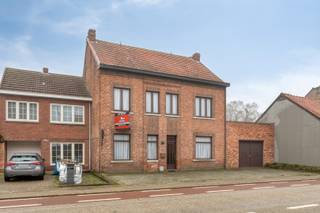 Op slechts enkele minuten wandelen van het centrum van Leopoldsburg vindt u deze ruime halfopen woning met 6 slaapkamers en een garage van maar liefst 68m². Alles wat u nodig heeft ligt binnen handbereik: winkels, openbaar vervoer, restaurants en scholen. Dankzij de nabijheid van de N18, N73 en N746 zijn niet alleen de woning zelf, maar ook omliggende gemeenten vlot bereikbaar.<br /><br />Omschrijving:<br />Bij het betreden van de woning komen we in een ruime inkomhal. Van daaruit heeft u toegang tot de lichtrijke woonkamer met gezellige open haard. Aangrenzend vindt u de volledig uitgeruste keuken met eetkamer. Achteraan bevinden zich een veranda, een douchekamer met toilet, een berging/wasplaats en een badkamer met dubbele wastafel en ligbad. Daarnaast is er op het gelijkvloers een grote slaapkamer met dressing. Deze ruimte werd in het verleden gebruikt als kapsalon, maar leent zich ook uitstekend voor andere doeleinden, zoals een praktijkruimte of kantoor.<br /><br />Via de trap in de hal bereikt u de kelder van 13m² en de eerste verdieping, waar vijf andere slaapkamers en een extra toilet zich bevinden. Via een vaste trap is ook de ruime zolder van 70m² toegankelijk, die tal van mogelijkheden biedt.<br /><br />De woning bevindt zich op een perceel van maar liefst 12a 33ca, waar u volop van het buitenleven kunt genieten.<br /><br />Tot slot beschikt de woning over een ruime garage van 68m², ideaal voor opslag of als werkruimte. Samen met de zolder en kelder biedt deze woning veel opbergruimte.<br /><br />Extra:<br />- 5 privéparkeerplaatsen<br />- De meeste ramen zijn voorzien van dubbel glas<br />- Recente condensatieketel op gas<br />- Asbestveilig<br />- De polyvalente ruimtes (gelijkvloerse slaapkamer, garage, zolder) bieden veel mogelijkheden<br /><br />Voor meer info of een bezoek contacteer ons via info@vastengoed.be of via 014/72 73 74.<br /><br />Wenst u een gratis schatting van uw eigendom? Contacteer ons via 014/72 73 74.
