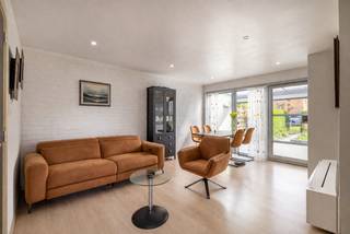 De woning beschikt over 2 slaapkamers en werd <strong>deels gerenoveerd</strong>, waarbij zowel de keuken als het dak werden vernieuwd. Met zeer <strong>gunstige EPC-label B, zonnepanelen en warmtepomp </strong>met lucht-lucht waardoor je ook in de zomer kan genieten van afkoeling.<br />Buiten geniet u van een gezellig, <strong>afgesloten terras met aansluitende tuin</strong>, ideaal om in alle privacy te ontspannen. <strong>De privatieve autostaanplaats (nr. 12) is inbegrepen in de prijs.</strong><br />Indeling: Leefruimte, volledig ingerichte keuken met inductiekookplaat, 2 slaapkamers, badkamer met douche en toilet, technische ruimte/berging, afgesloten, overdekt terras en tuin.<br />Op zoek naar een ideale plek om volledig tot rust te komen? Deze charmante en instapklare vakantiewoning combineert comfort, gezelligheid en een aangename ligging, perfect als tweede verblijf.<br /><br /><u>Troeven:</u><br />- Instapklaar en deels gerenoveerd<br />- Inclusief meubilair<br />- EPC-label B <br />- Privatieve parkeerplaats inbegrepen<br />- Zuidgericht terras (7 m²) en tuin (33 m²)<br />- Bewoonbare opp 51m²<br />- Warmtepomp<br />- Geen domicilie mogelijk<br /><br />Laat u verrassen door de charme en rust van deze unieke vakantiewoning.<br /><br />📞 Interesse? Neem gerust contact op via mail of telefoon voor een vrijblijvend bezoek.