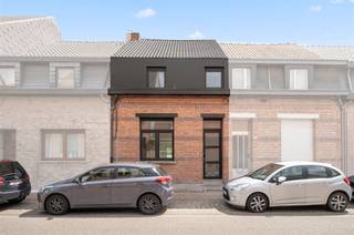 <p><span>Totalement dans</span></p><p><span>Dans Province Street, vous habitez dans une rue où le stationnement est abondant, à proximité d'une aire de jeux, avec vue sur les jardins et la verdure environnants. La maison haute de plafond vient d'être entièrement rénovée avec un permis d'urbanisme. L'installation d'une épaisse couche d'isolation, de triple vitrage, d'une chaudière à condensation, d'un système de ventilation C et de panneaux solaires a permis d'obtenir le label EPC A, avec une consommation de 93 kWh/m²/an. En termes de style, des contrastes neutres ont été utilisés dans cette maison entièrement peinte : fenêtres en PVC noires (blanches à l'intérieur), escaliers authentiques peints en blanc, grandes dalles de sol grises (120 x 60 cm), portes intérieures finies, etc. L'espace de vie avec cuisine ouverte (Ikea) bénéficie d'une lumière abondante grâce à une fenêtre coulissante donnant sur le jardin bien orienté (terrasse + gazon). La cuisine sans poignées se distingue par ses armoires jusqu'au plafond, un dosseret résistant à l'eau, de nombreux tiroirs de rangement, un îlot et un ensemble d'appareils de qualité : plaque de cuisson à induction, four combiné, lave-vaisselle et réfrigérateur. Les espaces de rangement sont nombreux, sous la forme d'un local technique/buanderie au rez-de-chaussée et d'une cave sèche et bien ventilée. Dans la salle de bains, les murs sont carrelés jusqu'au plafond et accueillent une douche à l'italienne avec fonction pluie, une baignoire en acrylique, un meuble à double vasque avec miroir et un WC suspendu avec niche. Dans les trois chambres confortables, le sol stratifié est doté d'une sous-couche acoustique. L'eau de pluie et les eaux usées ont déjà été séparées dans la maison. Des installations supplémentaires sont disponibles pour l'installation de panneaux solaires et d'une batterie domestique.</span></p><p><span> </span></p>