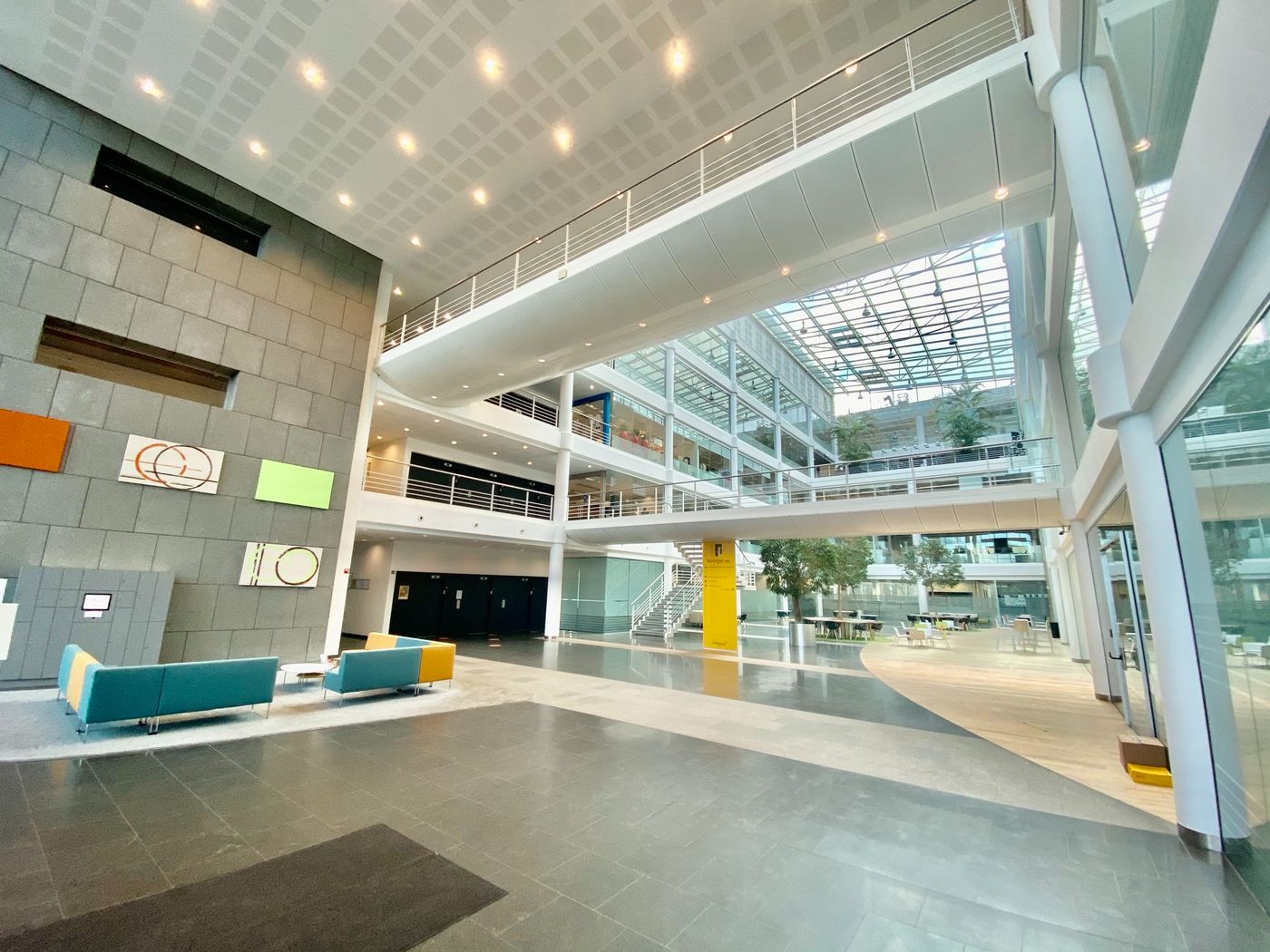 844 m² de bureaux high-tech avec une visibilité unique le long de l'A201 - photo 2