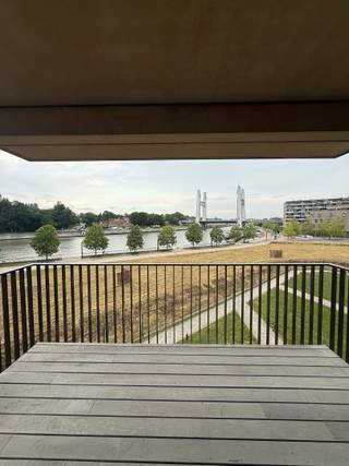 <p><span>Gelegen in de nieuwe stadswijk ‘KanaalPark’, in de groene stad aan het water Vilvoorde en vlakbij het centrum van Brussel, zijn wij verheugd dit verrassend ruime appartement met terras te koop aan te bieden. Dankzij de uitstekende bereikbaarheid en de vlotte verbinding met de belangrijkste invalswegen geniet u hier van een unieke combinatie van rust, groen en stedelijke dynamiek. </span></p><p><span>Dit energiezuinige appartement bevindt zich op de tweede verdieping van de gloednieuwe residentie Nobel 1, die in 2023 werd gerealiseerd door de gerenommeerde projectontwikkelaar Virix en ontworpen door architecten Styfhals. </span></p><p><span>Met een bewoonbare oppervlakte van maar liefst 117 m² beschikt het appartement over een inkomhal met vestiaire, een gastentoilet, een volledig uitgeruste badkamer en een ruime leefruimte met een maximale lichtinval en directe toegang tot het terras met uitzicht over het Zeekanaal. Verder is er een volledig ingerichte keuken met aansluitend een praktische berging en zijn er twee volwaardige slaapkamers aanwezig.</span></p><p><span>Toekomstige bewoners kunnen bovendien genieten van een privatieve binnentuin en het 3-Fonteinenpark aan de overzijde van het kanaal. </span></p><p><span>Kortom, een ware opportuniteit voor wie energiezuinig, ruim, tijdloos en luxueus wenst te wonen op een toplocatie nabij Brussel. Kom zeker eens een kijkje nemen, u bent van harte welkom!</span></p><p><span>Alle appartementen zijn volledig afgewerkt, inclusief vloerverwarming, een volledig ingerichte keuken, sanitaire toestellen, parketvloeren, wandbetegeling en binnendeuren. Een parkeerplaats in de ondergrondse parkeergarage is optioneel aan te kopen voor €26.750 excl. btw. Er zijn zowel ondergrondse als bovengrondse fietsenstallingen voorzien, evenals praktische fietskluizen. Tevens uitermate geschikt als waardevaste vastgoedinvestering met opwaarts potentieel. Voor snelle beslissers!</span></p><p><span> </span></p>