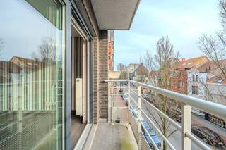 Dit appartement te koop is gelegen op de derde verdieping van residentie Maité te Oostende. U bevindt zich hier op wandelafstand van het openbaar vervoer en vlakbij tal van voorzieningen zoals winkels en scholen. Hier geniet u van de rust, terwijl het centrum en het strand toch vlakbij zijn.Indeling:- inkomhal- lichtrijke leefruimte met toegang tot het aangenaam terrasje- keuken voorzien van frigo met vriesvak, combi-oven, vaatwas, keramische kookplaat en spoeltafel- nachthal- slaapkamer 1 (10 m²)- dressing (7 m²) momenteel ingericht als slaapkamer (mogelijkheid tot plaatsen van een stapelbed)- badkamer voorzien van douche, badkamermeubel met spiegelkast en aansluiting voor een wasmachine- afzonderlijk toilet voorzien van handwaslavaboPluspunten:- gunstig EPC (label-A)- instapklaar- recente residentie (2011)- uitstekende staat- positieve elektrische keuring- mobiscore van 9.1/10De residentie dateert van 2011 en is uitstekend onderhouden. Het appartement zelf is erg verzorgd en biedt potentieel als vaste woonst, maar is ook zeker interessant als tweede verblijf of investering. Contacteer ons voor een bezoek ter plaatse.