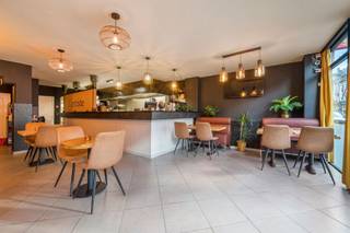 Rendabele opbrengsteigendom met handelsgelijkvloers   Uitstekende opbrengsteigendom bestaande uit een handelsgelijkvloers, drie appartementen en twee...