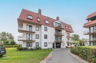 Vanop het terras geniet u hier van een prachtig wijds uitzicht! Dit gemeubeld appartement met 2 slaapkamers is gelegen op een domein met buitenzwembad, te midden van een oase van groen en rust.<br />Er is de mogelijkheid om een garagebox G60 bij te kopen à 40.000€.<br />EPC = 390 (Label D)<br />Op heden is dit pand verhuurd op jaarbasis en komt vrij per 15/10/2025