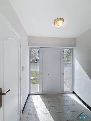 In een rustige straat nabij het centrum van Aartrijke vinden we deze recente gerenoveerde woning terug. Dankzij de vlotte verbinding met...