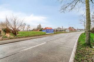 Ontdek de perfecte kavel voor jouw droomhuis – een royaal <strong>perceel van 957m²</strong>, klaar om getransformeerd te worden met <strong>een huis dat volledig aan jouw wensen voldoet.</strong> Van de architecturale stijl tot de praktische indeling; alles wordt op maat gemaakt. Jouw smaak, jouw thuis. Laat je fantasie de vrije loop en wij zorgen voor de realisatie. <strong>De geafficheerde prijs is enkel de grondprijs.</strong> De prijs van de woning komt er nog bovenop.