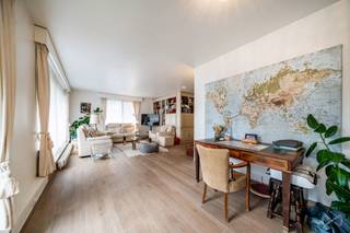 Located on the 4th floor of a well-maintained building, this spacious apartment stands out for its generous volumes and its magnificent southwest-facing terrace. It comprises a large 41 m² living room opening directly onto a sunny 57 m² terrace, a fully equipped 7 m² kitchen adjacent to a convivial 17 m² dining room, and two bedrooms of 11 m² and 9 m². The apartment also includes a bathroom, a shower room, and a spacious entrance hall. On the 5th floor, a fully fitted complementary space offers a large 16 m² bedroom, a 13 m² laundry room, a 6 m² hall, and a small 4 m² maid’s room that can be used as an office, guest room, or independent space. A fully converted attic is located just above the apartment, offering the possibility to create a duplex, subject to planning permission. The property also includes a private cellar and two parking spaces, including one double space, available for €40,000 for both. This rare property combines comfort, space, and development potential in a quiet and sought-after neighborhood. Perfect for a family or anyone looking for a spacious and adaptable living environment. Contact us today to schedule a visit. A must-see property!