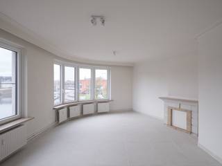 <strong>Gerenoveerd 2 slaapkamer appartement met unieke zichten op de Gentse binnenwateren</strong><br /><br /><strong>Bezoekdag: donderdag 27/11 vanaf 16 uur<br />Voor bezoeken, mail naar info@carloeggermont.be</strong><br /><br />Dit appartement biedt een <strong>uniek uitzicht op de Leie en Portus Ganda</strong> en is <strong>de perfecte uitvalsbasis</strong> in het centrum van de stad. Een echte buitenkans voor wie op zoek is naar een woonst met zicht op het water.<br /><br />Het appartement beschikt over een <strong>bruto vloeroppervlakte van 84m<sup>2</sup></strong> en werd in <strong>2025 gerenoveerd</strong>. Belangrijke troef naast de ligging en het uitzicht zijn <strong>de twee volwaardige slaapkamers</strong> waarvan één <strong>kamer met zicht op het water. De tweede kamer biedt </strong>toegang tot <strong>het compacte terras</strong>. Centraal vinden we <strong>het toilet, de vestiaire en de moderne badkamer</strong>. Vooraan komen we in de <strong>ruime eet en leefruimte met een open en hedendaagse keuken</strong> die voorzien zijn van al het hedendaags comfort.<br /><br />Appartement: € 1.295/maand<br />+ kosten<br /><br />Onmiddellijk beschikbaar<br />contracttype: 1 jaar<br />EPC: B score 