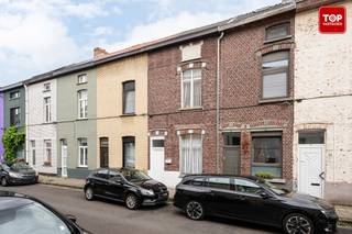 Deze op te frissen woning is gelegen in een rustige straat in de ‘Brugse Poort’. Het historisch centrum is vlakbij, net als openbaar vervoer, supermarkten en buurtwinkels. Op 200 meter is er het Acaciapark en café Congé, de Gentse binnenring is op 2 minuten.<br /><br />De woning heeft de volgende indeling:<br /><br />Inkomhal, leefruimte voorzien van een gasvuur, vervolgens is er de keuken met eetplaats. Achteraan is er een apart toilet en badkamer met ligbad. Koer met veel privacy en zon. Op de eerste verdieping is er 1 grote slaapkamer en een middelgrote kamer die later eventueel als badkamer kan ingericht worden. Op de 2de verdieping is de 3 de slaapkamer en een zolderkamer met toegang tot de dak verdieping waar de de vierde slaapkamer te vinden is.<br /><br />Asbestveilig.<br /><br />Beschikbaar bij akte!<br /><br />Contacteer Top Vastgoed voor een bezoek 0475 700 400.