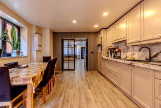 Volledig gerenoveerde woning met 4 slaapkamers en multifunctioneel overdekt terras in OostmalleOp een vlot bereikbare locatie in Oostmalle bevindt...