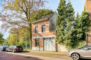 Interessante projectgrond te koop in Hemiksem, gelegen aan de Saunierlei. De grond beschikt reeds over een vergunning voor de realisatie van een kleinschalig woonproject met 5 appartementen. Het gelijkvloers beschikt over een privatieve tuin, terwijl de overige appartementen voorzien zijn van een terras.<br /><br />Daarnaast omvat het vergunde project 7 overdekte autostaanplaatsen en een overdekte fietsenparking. Dankzij de reeds verkregen vergunning vormt dit een interessante opportuniteit voor investeerders en projectontwikkelaars die op zoek zijn naar projectgrond met concrete ontwikkelingsmogelijkheden in Hemiksem.<br /><br />Troeven:<br />- projectgrond van 575 m² met vergunning<br />- goedgekeurd project voor 5 appartementen met terras/tuin, 7 overdekte autostaanplaatsen en overdekte fietsenstalling<br />- Ideaal gelegen aan de Saunierlei in Hemiksem, vlak naast het park<br /><br />Een unieke kans voor investeerders en projectontwikkelaars om een kleinschalig woonproject met 5 appartementen te realiseren op een toplocatie in Hemiksem!<br /><br />Bent u geïnteresseerd in deze projectgrond te koop in Hemiksem? Aarzel dan niet om contact met ons op te nemen via janice.racaj@dewaele.com of op 03 206 76 73.<br />Wenst u uw eigendom ook te koop of te huur te stellen? We helpen u graag verder.<br />Steeds tot uw dienst om u verder te helpen met al uw vragen over vastgoed!<br /><br />Bestuursmaatregelen in het maatregelenregister: nee