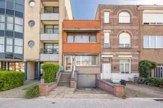 <p>Op zoek naar een woning met karakter, ruimte en mogelijkheden? Deze charmante stadswoning combineert authentieke elementen met een klassieke indeling en biedt bovendien een ruime garage, gezellige stadstuin en interessant uitbreidingspotentieel.</p><p><br /></p><p>Via de inkomhal betreedt u de woning, waar de authentieke glas-in-looddetails en hoge plafonds meteen de sfeer bepalen. Vooraan bevindt zich een gezellige leefruimte op parket, gevolgd door een aparte eetkamer die aansluit op de keuken. Verder vindt u op het gelijkvloers een gastentoilet en een aangename veranda die het binnen- en buitenleven mooi met elkaar verbindt. Vanuit de veranda heeft u rechtstreeks toegang tot de groene stadstuin, een rustige plek midden in de stad.</p><p><br /></p><p>Op de eerste verdieping bevinden zich twee volwaardige slaapkamers. Daarnaast is er een achterliggende bureauruimte die perfect dienst kan doen als thuiswerkplek, dressing of hobbykamer. De badkamer is uitgerust met een ligbad en wastafel.</p><p><br /></p><p>Een absolute troef van deze woning is de ruime inpandige garage met achterliggende bergruimtes, ideaal voor wie op zoek is naar extra opslagmogelijkheden, een werkruimte of hobbyatelier. Bovendien biedt de constructie potentieel om, mits de nodige vergunningen, een bijkomende verdieping te realiseren en zo de woonoppervlakte aanzienlijk uit te breiden.</p><p><br /></p><p>Deze woning vormt de ideale basis voor wie een eigendom met karakter naar eigen smaak wil moderniseren en verder ontwikkelen. Dankzij de aangename tuin, de ruime garage en de uitbreidingsmogelijkheden beschikt u hier over een unieke opportuniteit met toekomstperspectief.</p><p><br /></p><p>Bent u op zoek naar een woning waar charme, ruimte en potentieel samenkomen? Dan nodigen wij u graag uit voor een bezoek.</p>