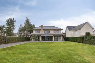 Are you looking for an exclusive property in the heart of Zwijndrecht? This property combines an impressive living volume with functional extras...