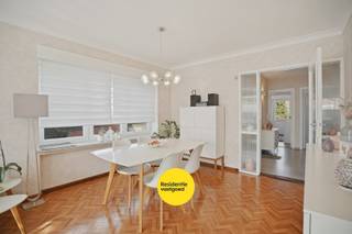 Kijkdag op zaterdag 23/05 - op afspraak!<br />Dit instapklare appartement op de eerste verdieping geniet van een uitstekende ligging met vlotte bereikbaarheid, vlakbij winkels, scholen en openbaar vervoer.<br />Met een bewoonbare oppervlakte van ca. 80 m² geniet u van een aangename leefruimte met zuidwestoriëntatie, wat zorgt voor een aangename lichtinval. De praktische indeling omvat een inkomhal met vestiaire, gezellige living, functionele keuken, handige berging, apart toilet, badkamer met ligbad/douche en twee volwaardige slaapkamers. Dankzij de vernieuwde pvc-ramen met dubbele beglazing en de recente cv-ketel (2020) bent u verzekerd van hedendaags wooncomfort. <br />Het appartement bevindt zich in een kleinschalig gebouw met slechts 3 entiteiten, zonder syndicus, wat resulteert in lage gemeenschappelijke kosten (± €400/jaar). <br />Bij het appartement hoort een ruime garage, die inbegrepen is in de prijs. <br />Kortom, een instapklaar appartement met veel potentieel, ideaal voor eigen bewoning of als slimme investering! Beschikbaar in overleg. EPC: 176 kWh/(m²jaar) - energielabel B (geen renovatieplicht!)<br />De vermelde prijs is een richtprijs. Elk bod hoger of lager dan de vermelde prijs wordt overgemaakt aan de eigenaar die zich het recht voorbehoudt om dit al dan niet te aanvaarden. Ref. BR00270
