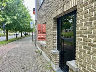 <p><span>Volledig gerenoveerde woning in centrum Oudenaarde.</span></p><p><span> </span></p><p><span>INDELING</span></p><p><span>Je komt de woning binnen langs de inkomhal.</span></p><p><span>Op de gelijkvloerse verdieping heb je de living, keuken, berging en toilet.</span></p><p><span>Op de eerste verdieping heb je 2 ruime slaapkamers en een badkamer met inloopdouche en toilet.</span></p><p><span>Verder heb je op de 2e verdieping een 3e ruime slaapkamer en een berging.</span></p><p><span>De woning beschikt ook over een kelder en een garage.</span></p><p><span>Een heel leuke troef aan de woning is een zeer ruime inpandig terras en tuin die aansluit op de mooie binnentuin van Leopoldhotel.</span></p><p><span> </span></p><p><span>LIGGING</span></p><p><span>Gelegen vlakbij de Schelde, op 100 meter van de mooie markt van Oudenaarde.</span></p><p><span>Dichtbij alle winkels en scholen.</span></p><p><span>Snelle aansluiting naar station en N60.</span></p><p><span> </span></p><p><span>TECHNISCH</span></p><p><span>De woning wordt volledig gerenoveerd. (werken nog bezig) De woning zal volledig af zijn tegen 1/9.</span></p><p><span>ER WORDEN NOG ZONNEPANELEN OP DE WONING GEPLAATST WAARDOOR DE WONING FINAAL OVER EEN EPC A ZAL BESCHIKKEN.</span></p><p><span> </span></p><p><span>Vraag een bezoek aan door het contactformulier in te vullen op de site van immodhondt.be</span></p>