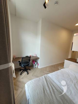 <p><span>Kleinschalige studentenresidentie met 8 kamers.</span></p><p><span> </span></p><p><span>Dit gebouw werd volledige onder handen genomen en zeer kwalitatief afgewerkt. De kamers zijn voorzien van een individuele airco unit om zowel in de zomer als Winter te genieten van een optimaal comfort. De badkamers zijn allen voorzien van een douche, wastafel en toilet. De toegang gebeurt met elektronische sloten,  optimale veiligheid en gebruiksvriendelijk. </span></p><p><span> </span></p><p><span>Op verdieping -1 is er een gezellige ontspanningsruimte en gemeenschappelijke keuken voorzien van alle comfort. Door deze ligging op -1 is dit ook perfect afgescheiden van de andere ruimtes om geluidsoverlast tegen te gaan.</span></p><p><span> </span></p><p><span>De getoonde foto's geven de sfeer, afwerkingskwaliteit en materiaalkeuzes weer.  Deze zijn echter niet van deze residentie omdat hier nog de laatste werken bezig zijn.</span></p><p><span> </span></p><p><span>Wordt jij de eerste bewoner van deze kamer? Neem snel contact op met <span>student@immolivit.be</span></span><span> of vraag een afspraak aan via onze website</span></p><p><span> </span></p>