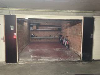 De centrale ligging en de grote vraag op die locatie naar degelijke garages te huur maakt deze eigendom heel attractief voor vastgoedbeleggers die een vaste opbrengst wensen zonder veel gedoe!

De garagebox is voorzien van een geautomatiseerde poort, verlichting, een stopcontact en rekken.

De garage is groot genoeg om een grote personenwagen met gemak te stallen.

De afmetingen zijn als volgt: 
De poort 
Hoogte: 201 cm
Breedte: 300 cm

Garage: 
Hoogte:335 cm
Breedte: 350 cm
Diepte: 550 cm

Indien u graag meer info of een bezoek wenst, bel ons op 09 336 16 15 of mail naar info@vastgoedunicum.be