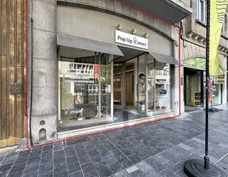 Op zoek naar een handelszaak die meteen klaar staat om te openen? Dit handelspand van ca. 82 m² in het bruisende centrum van Kortrijk is precies dat: een instapklare troef op een locatie waar klanten je vanzelf vinden.<br />Het pand combineert een aantrekkelijke etalage met een ruime, flexibel indeelbare commerciële ruimte, ideaal om je eigen concept volledig tot zijn recht te laten komen. Daarnaast beschik je over een toilet, stockruimte en een kelder voor extra opslag, en zijn er parkeermogelijkheden in de buurt, zodat ook je klanten vlot tot bij je geraken. Een pand met karakter, op een plek waar het gebeurt. Interesse of een bezoek inplannen?