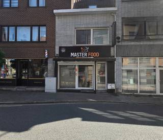<p>Bent u op zoek naar een interessante opbrengsteigendom waarbij commerciële activiteit en wonen op een praktische manier worden gecombineerd? Dan is deze eigendom met een commerciële gelijkvloerse en een duplexappartement met twee slaapkamers zeker het ontdekken waard.<br /><br />Op het gelijkvloers bevindt zich een commerciële ruimte dat werd gebruikt als snackrestaurant. De ruimte biedt een interessante basis voor een handelsactiviteit en is dankzij de commerciële invulling bijzonder geschikt voor ondernemers of investeerders die op zoek zijn naar een pand met een professionele bestemming.<br /><br />Boven de handelsruimte bevindt zich een aangename duplexwoning met twee slaapkamers. De woonst biedt een praktische combinatie van wooncomfort en ruimte, waardoor ze geschikt is als eigen woonst of als verhuureenheid. De afzonderlijke commerciële ruimte en het appartement zorgen bovendien voor een interessante combinatie van verschillende inkomstenmogelijkheden binnen één eigendom.<br /><br />De combinatie van een commerciële gelijkvloers en een volwaardige duplexwoning maakt dit pand bijzonder veelzijdig. Het is dan ook een interessante opportuniteit voor een investeerder die op zoek is naar een eigendom met zowel een commerciële als residentiële component, of voor een zelfstandige die wonen en werken wil combineren.<br /><br />Dankzij de dubbele invulling biedt deze eigendom verschillende mogelijkheden naar de toekomst toe, steeds afhankelijk van de bestaande vergunningen, bestemming en geldende voorschriften.</p>