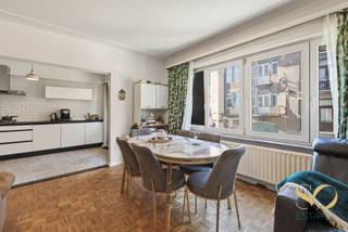 We stellen u dit appartement van 86 m² volgens EPC voor, gelegen op de 1e verdieping van een gebouw van 5 verdiepingen met lift, ideaal gelegen in Laken, Joseph-Benoit Willemsplein 54, in de nabijheid van openbaar vervoer, winkels en scholen,… . Het appartement, dat gerenoveerd werd in 2022, bestaat uit een woonkamer (30 m²), 2 slaapkamers, een open ingerichte keuken, een vernieuwde douchekamer en balkon (2 m²). Mogelijkheid om een garagebox afzonderlijk aan te kopen. Collectieve gasverwarming. Elektriciteit niet conform. EPC: G. Lasten: ± 360 €/maand (gemeenschappelijke kosten + privatieve verwarming). Momenteel verhuurd. Onroerende voorheffing: ± 1250 €. We verkopen eveneens 2 tweeslaapkamerappartementen waaronder 1 met garagebox en 1 drieslaapkamerappartement op de eerste verdieping. Alle 4 appartementen zijn verhuurd. Ideaal VOOR IEDEREEN.