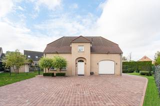 <strong>Ruime, instapklare villa nabij centrum Beitem </strong>– op slechts 10 min van Roeselare voorzien van  <strong>5 à 6 slpks</strong>.<br />Deze prachtige en verzorgde villa is gelegen op een perceel van <strong>683 m²</strong> en biedt alles wat u zoekt: ruimte, licht, comfort én een gunstige ligging vlak bij het centrum van Beitem.<br /><br />Bij het binnenkomen voelt u meteen de charme van de woning: een ruime inkomhal leidt u naar de <strong>lichtrijke leefruimte</strong>, waar u de<strong> hele dag door kan genieten van natuurlijk zonlicht</strong>. Aansluitend bevindt zich de <strong>ruime leefkeuken</strong> met zicht op de fraai aangelegde tuin – de perfecte plek om te genieten met familie en vrienden. Op het gelijkvloers vindt u ook een volledig ingerichte wasplaats en een verzorgde garage.<br /><br />Op de eerste verdieping bevinden zich <strong>vier ruime slaapkamers, waaronder één met dressing.</strong> De badkamer is uitgerust met ligbad, douche en afzonderlijk toilet. De tweede verdieping biedt nog <strong>twee extra kamers</strong>, ideaal als hobbyruimte, thuiskantoor of extra slaapkamers.<br /><br />Buiten is er een<strong> ruime oprit voor minstens 4 wagens,</strong> een zonneluifel en een prachtig onderhouden tuin.<br /><br /><strong><u><em>Extra troeven:</em></u></strong><br />Twee regenputten van 7.500 liter elk<br />Ventilatiesysteem C<br />Zonneluifel voor optimaal comfort<br />EPC: 115 (energiezuinig!)<br />Elektriciteit volledig gekeurd<br />Driedubbele beglazing<br />Zeer verzorgde en instapklare woning<br />bewoonbare opp. : 270 m²<br /><br /><u>De prijs is een richtprijs !</u><br /><br />Deze villa is een unieke kans voor wie op zoek is naar een ruime, energiezuinige en instapklare woning met een topligging in de nabijheid van Roeselare, bel ons nu 051/62 40 40 en maak uw afspraak